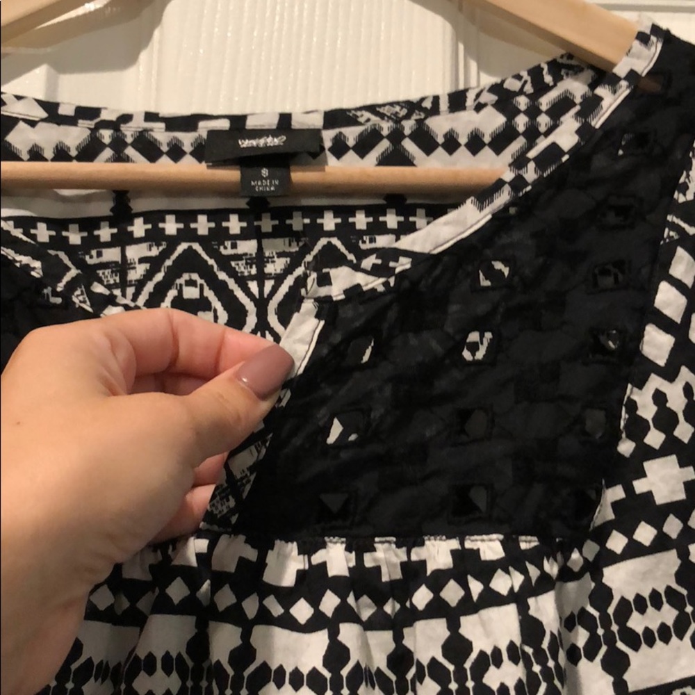 Black and white patterned blouse size small - Picture 2 of 3